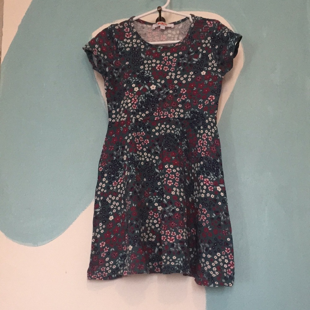 Girls size 5 / 6 floral casual short sleeve dress